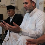 Prof Dr KH Asep Saifuddin Chalim, MA dan Syaikh Muhammad Ahmad Mabruk Al-Husaini dari Mesir saat memimpin doa dalam HUT ke-25 HARIAN BANGSA  atau Seprempat Abad HARIAN BANGSA di kantor HARIAN BANGSA Jalan Cipta Menanggal I nomor 35 Surabaya, Senin (24/2/2025). Foto: A Fauzi/bangsaonline