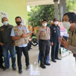 Forkopimcam Ngadiluwih dan 3 Pilar Desa Dukuh serta Ketua dan Anggota Kampung Tangguh Semeru Desa Dukuh saat menyambut Tim Penilai dari Polda Jatim. (foto: ist).