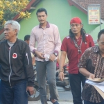 Ketua DPC PDIP Trenggalek Doding Rachmadi S.T (depan paling kanan) beserta jajarannya saat mendatangi Bawaslu Trenggalek. Foto: HERMAN/BANGSAONLINE