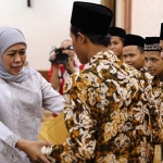 Gubernur Jawa Timur Khofifah Indar Parawansa memberi semangat kontingen STQH Jawa Timur usai beraudiensi di Gedung Negara Grahadi. foto: DIDI ROSADI/ BANGSAONLINE