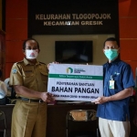 Ketua UPZ Baznas Petrokimia Gresik, Yusuf Wibisono ketika menyerahkan bantuan secara simbolis. Foto: ist.