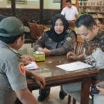 Satpol PP Bangkalan saat menggelar sosialisasi aturan operasional usaha selama ramadhan