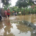 Genangan air di kawasan Kelurahan Tamanan Kec. Trenggalek sudah mulai surut. foto: HERMAN/ BANGSAONLINE