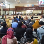 Suasana pelayanan pajak kendaraan di Kantor Bersama Samsat Tuban.