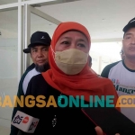 Gubernur Khofifah saat memberi keterangan ke awak media. Foto: MUTAMMIM/BANGSAONLINE