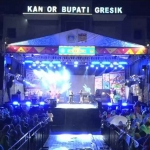 Konser Seniora 2025 yang Denny Caknan di halaman Kantor Bupati Gresik. Foto: Ist