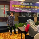 Salah satu narasumber saat menyampaikan materi saat workshop yang digelar Dinkes Kota Kediri. Foto: Ist