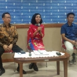 Ketua Pengurus YKP Maria Theresia Ekawati Rahayu (Yayuk) didampingi Bendahara YKP Yusron Sumartono saat jumpa pers di kantor Humas Pemkot Surabaya, Jumat (27/12). foto: YUDI A/ BANGSAONLINE