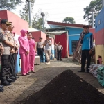 Kapolres Mojokerto AKBP Setyo Koes Heriyatno, S.H., S.I.K., M.H., saat mendengarkan penjelasan penanganan sampah di TPS. foto: SOFFAN/ BANGSAONLINE