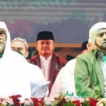 Asyhari Eko Prayitno, Wakil Ketua Pemuda LDII Jatim duduk di antara Pengasuh Ponpes Lirboyo, KH Abdullah Kafabihi Mahrus (kiri), dan Habib Syech bin Abdul Qodir Assegaf. Foto: Ist
