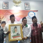 Bambang DH (paling kiri), berfoto bersama Gus Ipul pada acara deklarasi dukungan Jaringan Alumni Muda PMII (Jampi) Jawa Timur di Surabaya, Sabtu (24/3).