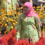 Khofifah berkeliling di Taman Bunga yang ada di Desa Kedung Malang, Kecamatan Papar, Kabupaten Kediri.