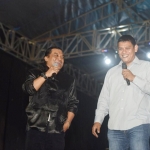 Kenangan saat Didi Kempot manggung bareng Wali Kota Kediri Abudullah Abu Bakar. foto: ist