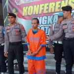 Pelaku penusukan kepada anak tirinya saat pers rilis di Mapolres Sidoarjo.