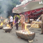 Pemusnahan ribuan batang rokok ilegal di Pendopo Kabupaten Trenggalek (dok. Ist)