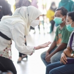 Ketua TP PKK Kota Kediri Ferry Silviana Abdullah Abu Bakar saat mencoba berdialog dengan pasien Posyandu Jiwa Waras 87. foto: ist.