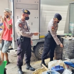 Petugas Samapta Polres Mojokerto Kota sedang melakukan pengecekan minyak goreng di  salah satu distributor.