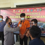 Tersangka FF saat dimintai keterangan Kapolresta Banyuwangi Kombes Pol Arman Asmara Syarifuddin.