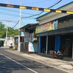 Portal yang dipasang di Jalan M. Yamin Jember untuk mencegah kendaraan ODOL melintas.