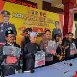 Polres Probolinggo saat merilis kasus pencabulan guru ngaji terhadap santrinya.