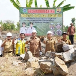 Bupati Lamongan Yuhronunr Efendi saat melakukan groundbreaking rehabilitasi daerah irigasi Bengawan Solo.