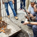 Anggota Komisi III DPRD Kota Blitar saat melakukan pengecekan di sejumlah titik pembangunan jaringan fiber optik. 