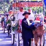 Plt. Wali Kota Pasuruan Raharto Teno Prasetyo beserta istri saat diarak menggunakan andong hias dalam puncak peringatan Hari Jadi Kota Pasuruan ke-334.