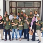 Pendiri LIN Roby dan Ketua LIN Banyuwangi bersama anggota saat di Kantor Kesbangpol Banyuwangi.