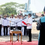 Bupati Pamekasan, Baddrut Tamam, saat melantik salah satu pejabat.