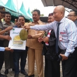 Sekdakab Pamekasan Mohammad Alwi didampingi Kadis Koperasi AM. Yulianto yang berpakaian pesak khas Madura, membuka festival durian dengan melepas balon ke udara.