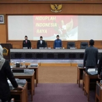 Bupati Gresik dalam rapat paripurna bersama dewan. Foto: Ist