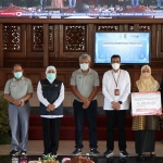 Gubernur Jawa Timur Khofifah Indar Parawansa bersama dengan Wakil Bupati Tuban Noor Nahar Hussein, Kepala Perwakilan Bank Indonesia Difi Ahmad Johansyah, dan Direktur Utama bankjatim Busrul Iman melakukan Launching pembayaran uji kir non tunai menggunakan Quick Response Indonesia Standard (QRIS) bankjatim, Sabtu (20/3/2021). foto: istimewa.