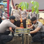 Penanaman pohon oleh Wakapolda Jatim Brigjen Djamaludin di halaman Mako Polresta Sidoarjo.