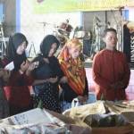 Sejumlah karyawan karaoke "Oke" sedang tumpengan sebelum diberi siraman rohani di hall pub setempat. (foto: suwandi/BANGSAONLINE)