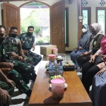 Komandan Kodim Ngawi Letkol. Inf. Adi Wirawan bersama rombongan saat anjangsana ke anggota yang sakit.