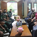 Komandan Kodim Ngawi Letkol. Inf. Adi Wirawan bersama rombongan saat anjangsana ke anggota yang sakit.