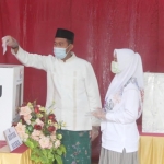 Achmad Fauzi besama istri Nia Kurnia, mencoblos di Tempat Pemungutan Suara (TPS) 3, Dusun Gilir, Desa Torbang, Kecamatan Batuan.