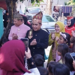 Wali Kota Pasuruan saat berkunjung ke anak yang lahir bertepatan di HUT ke-80 RI di Bidan Siti Nur Aini, Kelurahan Bugul Lor.