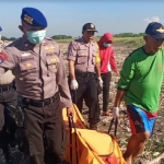 Petugas mengevakuasi mayat yang ditemukan di Pantai Pancer, Jember.