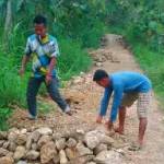 Jalan di Desa Pandiyangan, Sampang, diduga dirusak caleg gagal. foto: ahmad bahri/Bangsa Online