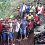 Masyarakat Desa Wagir Kidul bersama pokdarwis kerja bakti membuka akses wisata arung jeram. foto: YAHYA/ BANGSAONLINE
