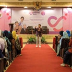 Arie Cahyono selaku motivator saat membawakan materi bertajuk Membangun Daya Resiliensi Remaja dan Peran Orang Tua. Foto: Ist