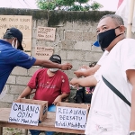 Aksi galang koin untuk Mbah Beni. (foto: ist)