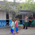 Petugas Polres Blitar memasang police line dan melakukan olah TKP.