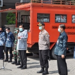 Bupati Sambari bersama pejabat Forkopimda saat melepas pemberian bantuan sembako dampak COVID-19 kepada masyarakat. foto: SYUHUD/ BANGSAONLINE