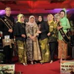 Gus dan Yuk dari SMA Sooko bersama Kasek serta istri bupati.