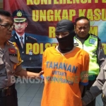 Kapolsek Prambon AKP Sumarsono (kiri) saat menginterogasi tersangka dalam pers rilis di Mapolsek setempat. foto: CATUR ANDY/ BANGSAONLINE