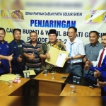 Pengusaha Tri Putro Utomo menyerahkan berkas pendaftaran bakal cabup di kantor DPD Golkar. foto: SYUHUD/ BANGSAONLINE