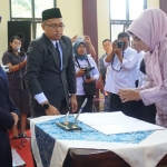 Perwakilan kepala sekolah saat menandatangani berita acara pengukuhan disaksikan Wali Kota Mojokerto Ika Puspitasari.