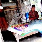 Khamim, Kakek Renta yang tinggal di kandang ayam di Dusun Muruagung, Desa Kebondalem, Kecamatan Bareng saat melaksanakan salat di gubuknya. foto: ROMZA/ BANGSAONLINE 
